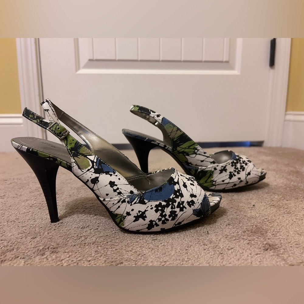 NWOT APT 9 Floral peep toe heels